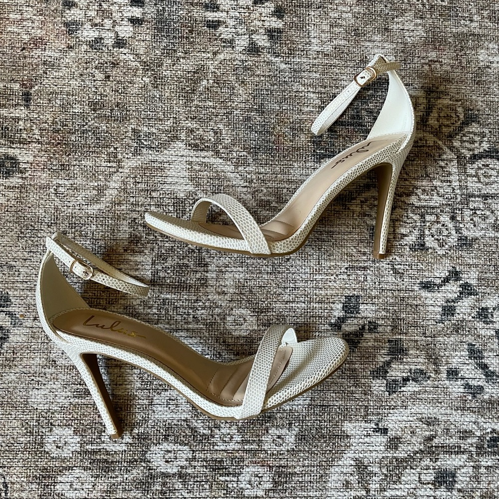White scalloped Lulus strappy heels loveliness - Picture 2 of 6